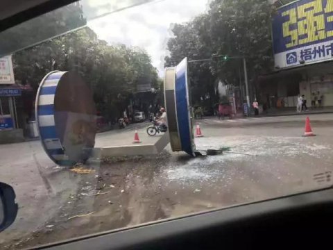 交通崗?fù)ぁ皺M躺”馬路上，究竟怎么回事？
