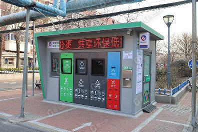 捷士通生產(chǎn)的本批次垃圾分類(lèi)房采用了4個(gè)頭口的設(shè)計(jì)，配備了電子屏和積分系