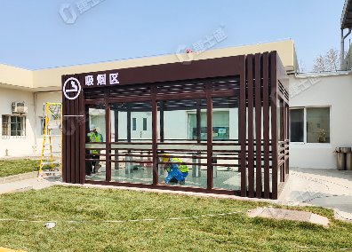 捷士通設(shè)計(jì)和生產(chǎn)的吸煙亭適用于工廠內(nèi)部，為員工提供一個(gè)方便的吸煙場(chǎng)所